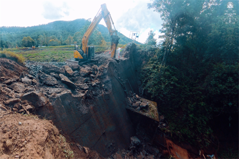 Image of earthmoving equipment decommissioning dam wall 